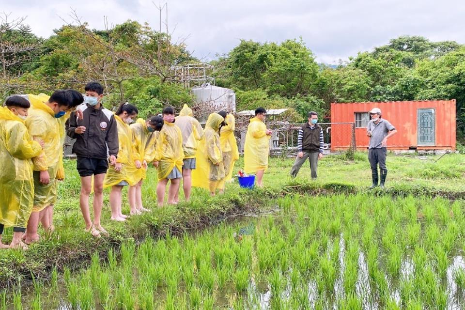 遠見雜誌專題報導，耕莘美人湯溫泉於校內教學研究以及校外實踐大學社會責任的應用成果。(以下為系列群組圖片)